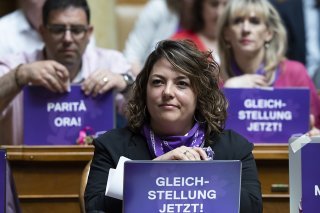 La gauche s'est illustrée mercredi par une petite action pour revendiquer l'égalité femmes - hommes au début du débat spécial.